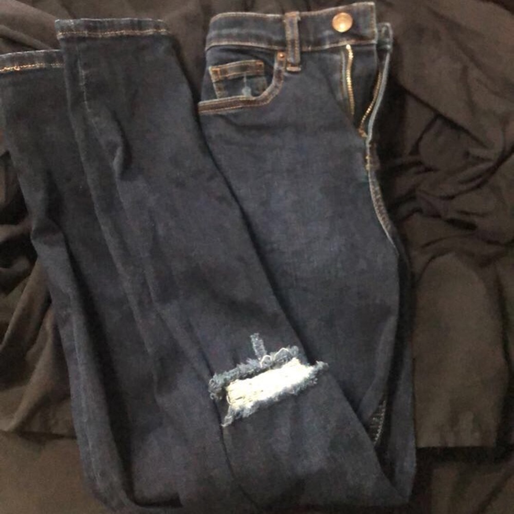 Top shop Jamie jean size 25 with one knee rip